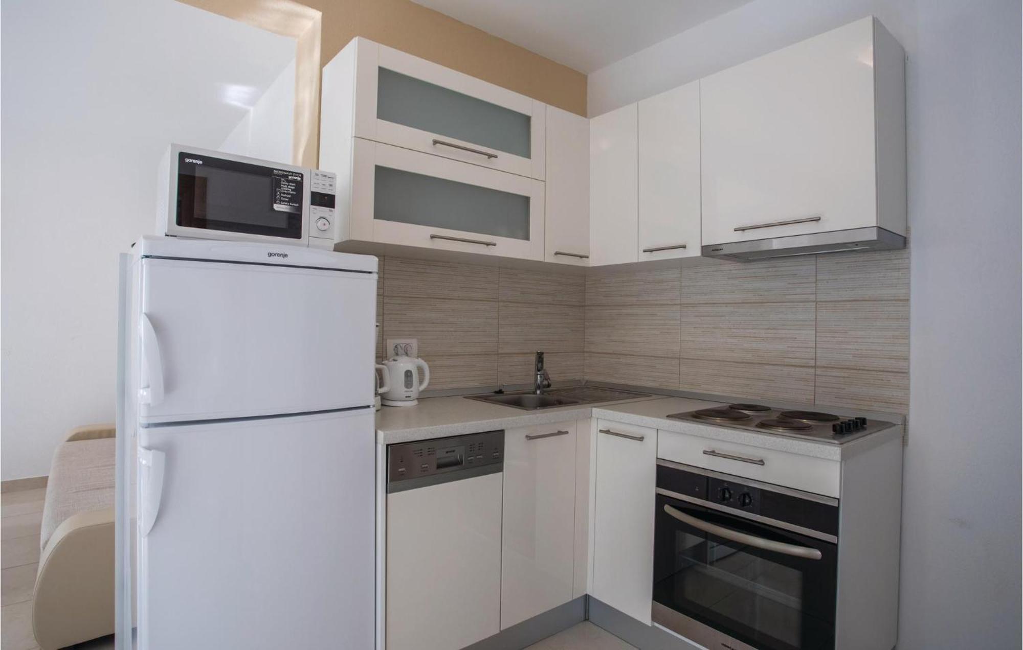 קלק 1 Bedroom Lovely Apartment In Komarna מראה חיצוני תמונה