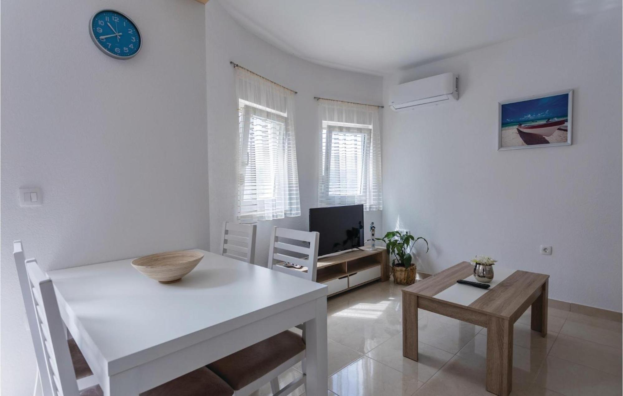 קלק 1 Bedroom Lovely Apartment In Komarna מראה חיצוני תמונה